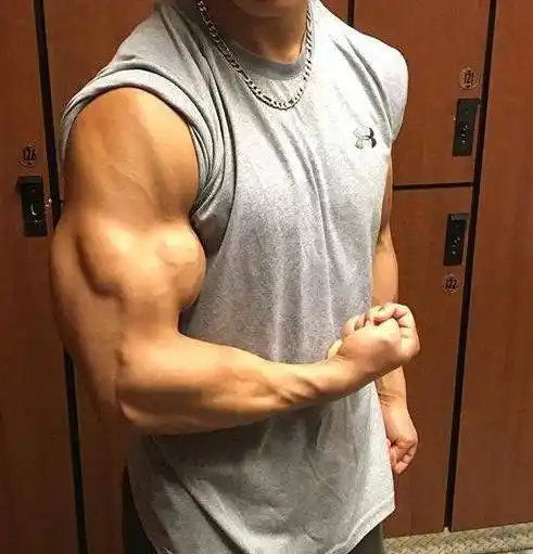 19岁小伙臂围达到48cm,一身健硕肌肉却被网友喷,小腿不如手臂粗
