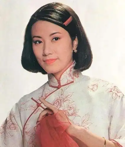 73岁汪明荃昔日旧照曝光,模样清纯仙气十足,引多名艺人对其夸赞