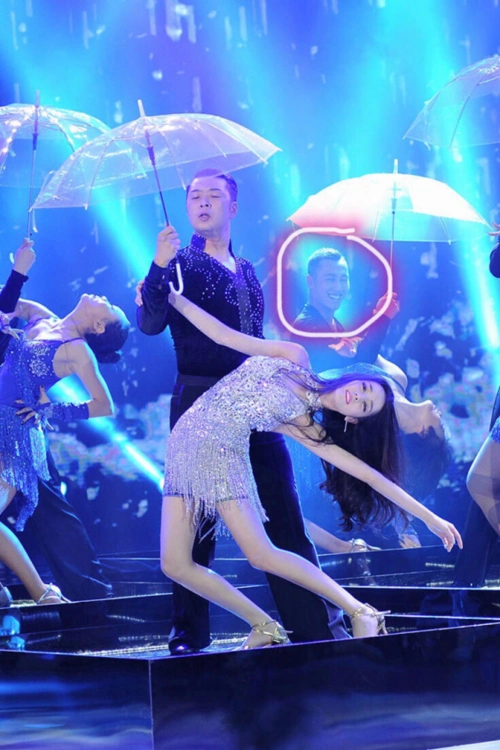 杜海涛给迪丽热巴伴舞跳拉丁,画面太美涛哥很有福