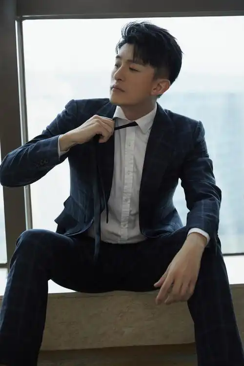 孙艺洲最新西装写真简约时尚尽显洒脱型格