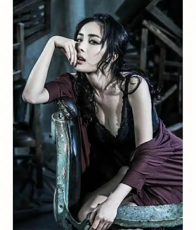 杨幂早期男人装照片,大秀好身材,看的人血脉偾张