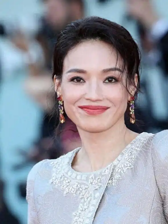 舒淇笑起来超性感流光上衣配镶钻半身裙优雅成熟满满东方韵味