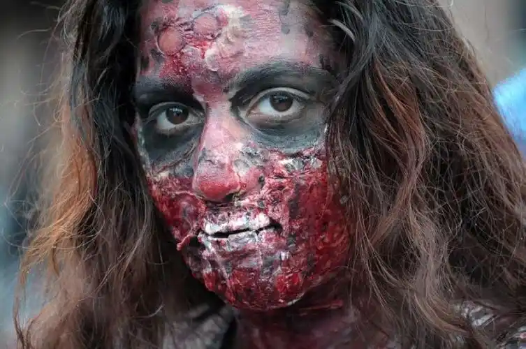 法国举行僵尸游行逼真僵尸街头行走