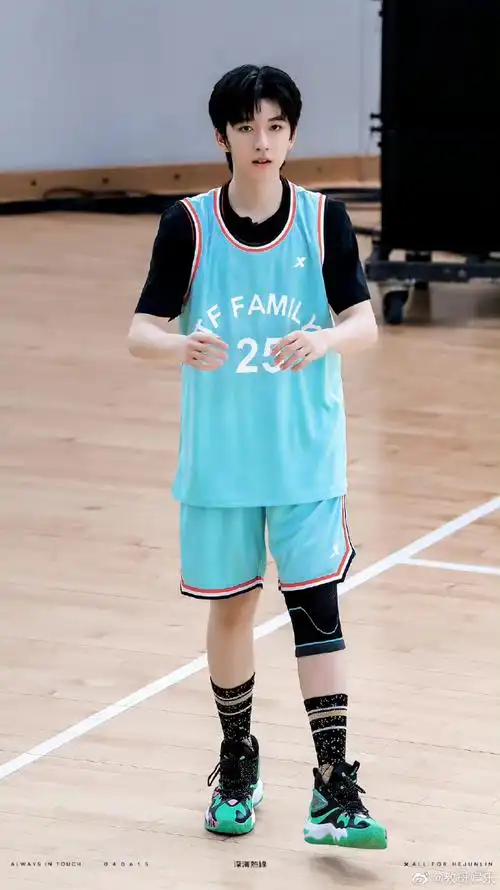 贺峻霖打篮球饭拍