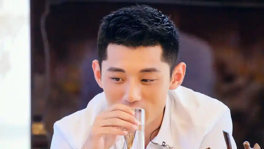 张继科明星风尚壁纸1