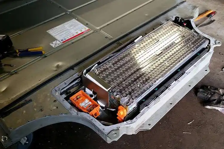 model3抢先装配特斯拉明年将生产自主设计的新型电池