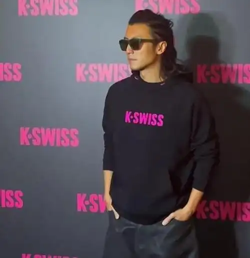 当天的谢霆锋身穿黑色卫衣,戴着墨镜,将头发扎起来的样子,英气十足