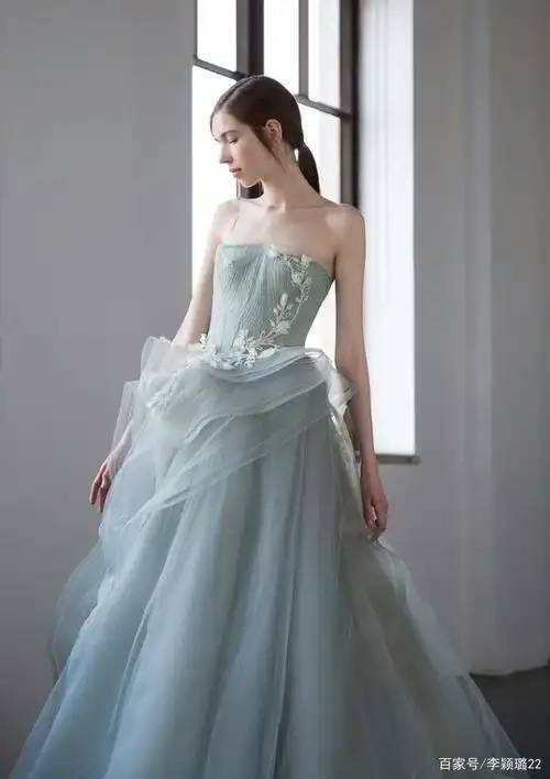 豆绿色一字肩礼服,薄纱设计,尽显森林系仙女气质