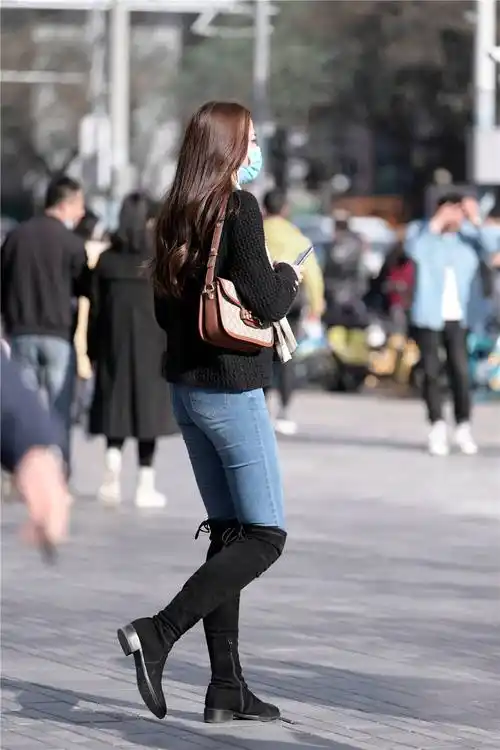 紧身牛仔裤搭配过膝长靴挑身材的服装搭配一般人不敢尝试