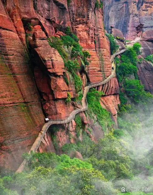 江西龟峰山,宛如一颗璀璨明珠.它形似巨龟,雄奇壮美.