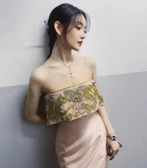 蒋依依齐胸粉色连衣裙写真灵动优雅娇俏可人