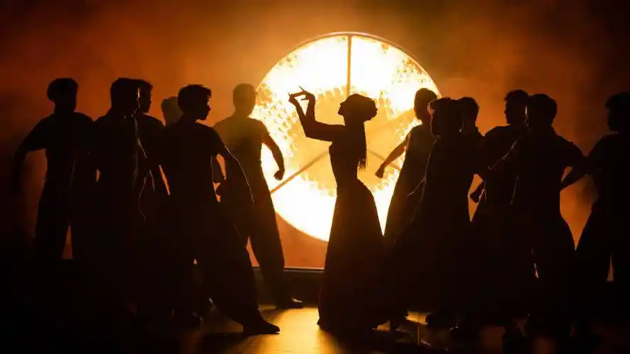 佟丽娅穿烈焰红纱裙翩翩起舞 一颦一笑皆是风情