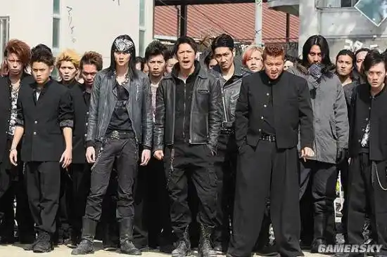 且不说这部影片的真实性究竟与否,单看影片的暴力场面,《热血高校》