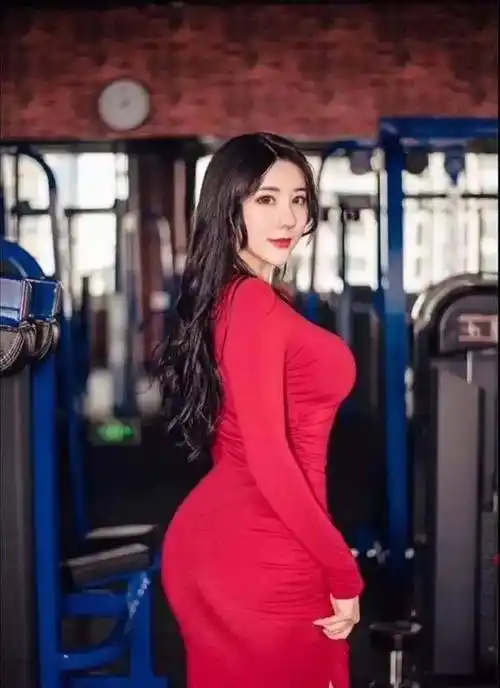 惊艳娱乐圈!178cm刘太阳完美身材引热议,丰满翘臀美到犯规