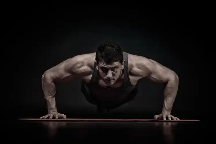 健身运动健美男性男子拿哑铃肌肉美特写图理发店理发师美发店剪头发