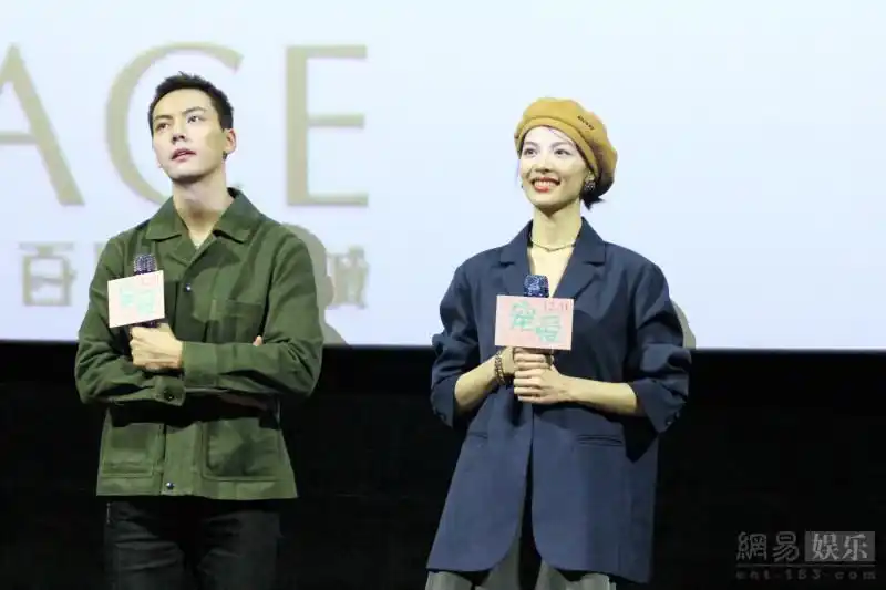 陈伟霆留寸头超帅气 钟楚曦不时凝望露甜笑