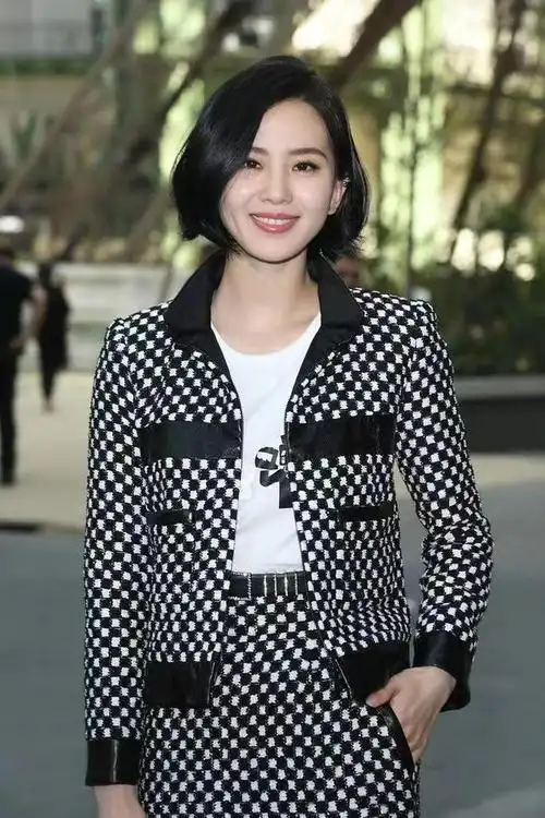 刘诗诗国外看秀大突破,剪短发变强势女强人,生图脸比路人小一半|发型