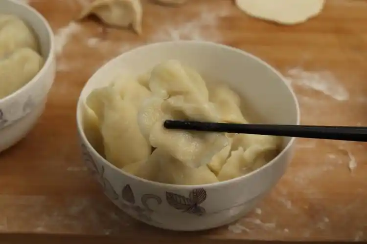 牢记"加2盐,开3滚",饺子不破皮