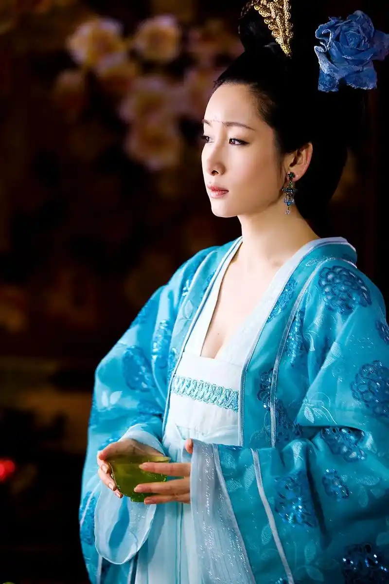 组图:《武则天秘史》热拍 秦海璐低胸造型美艳_高清图集_新浪网