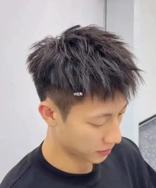 麾根前剌烫发 男男生短发推荐清爽干净阳光帅气的的短发风格,打理