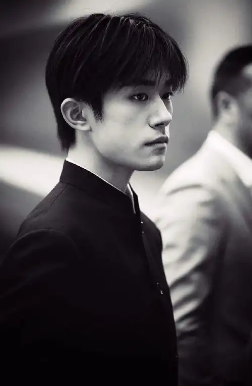 易烊千玺海边拍立得##易烊千玺是在撒娇吗