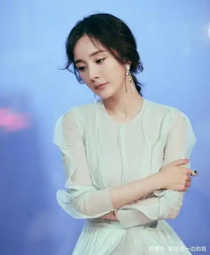 32岁杨幂换了一款八字空气刘海,高发际线消失了,减龄又时髦