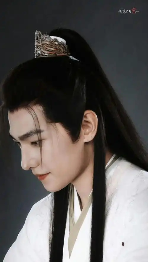 杨洋新剧《凡人修仙传》杀青官宣,一张捧花造型剧照仙气飘逸,恭喜