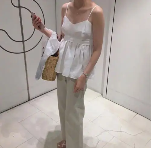 平胸女生穿吊带多了些别具一格的味道~整体 feel也让你在夏日里倍受