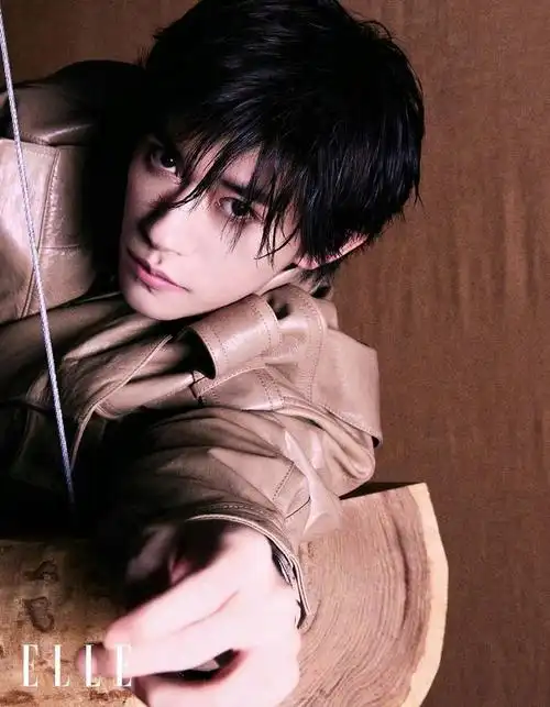 易烊千玺 x elle 三月刊封面 冷峻的眼神与苍白的肤色