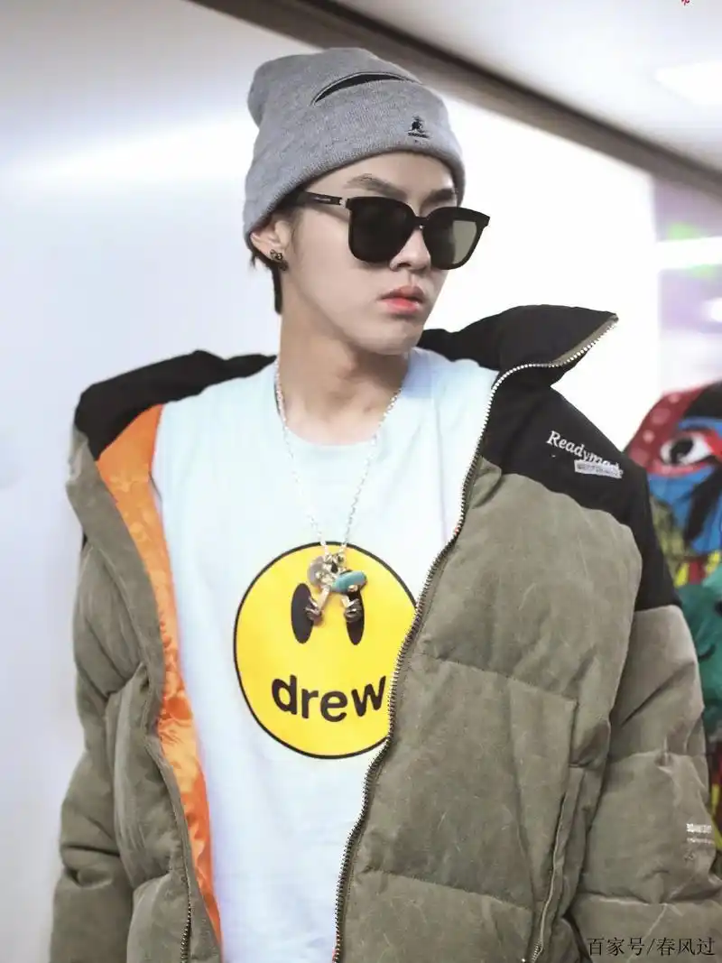 吹爆吴亦凡机场街拍照,谁都比不了,女粉丝:我老公就是这么帅!