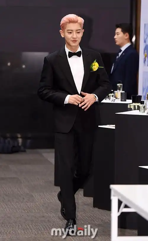 组图朴灿烈生日会花2千万韩元给粉丝买礼物还亲自串手链送粉丝