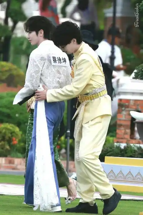 范丞丞蔡徐坤亲密互动?_郭碧婷_网友