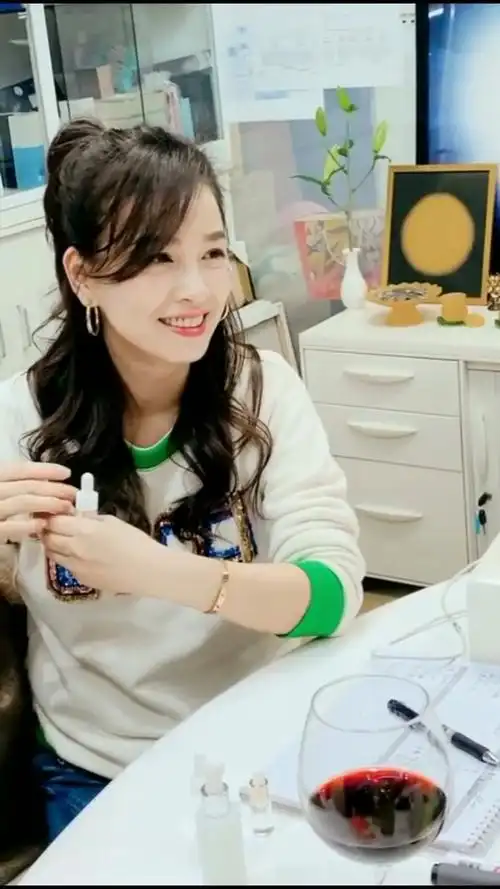 张庭#50岁的张庭,无美颜无滤镜,自律的女人都带光芒,把年龄或成首字