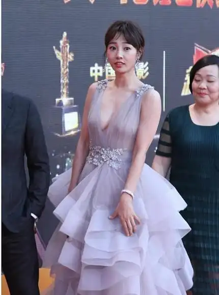 白百何透视薄纱连衣裙好身材优美动人图