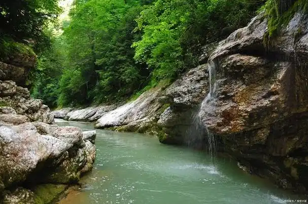 辋峪,位于西安市蓝田县中南部,距西安市区50公里,发源于秦岭北麓沙沟