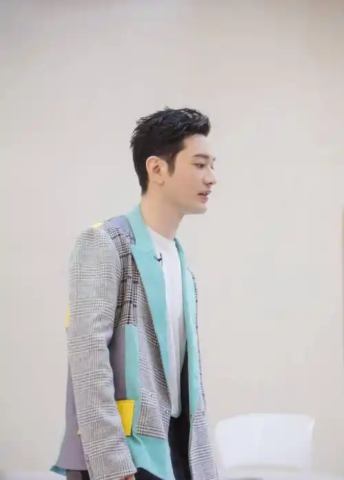 黄晓明瘦了更有型,穿一件拼色格子西装录节目,帅成小鲜肉_造型_好身材