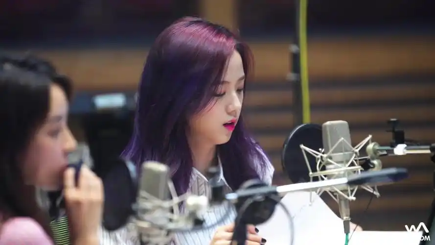 金智秀看小可爱的口哨reaction饭拍4k紫发时期的jisoo绝美