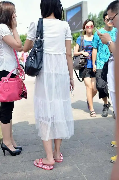 街拍透明裙子哈哈