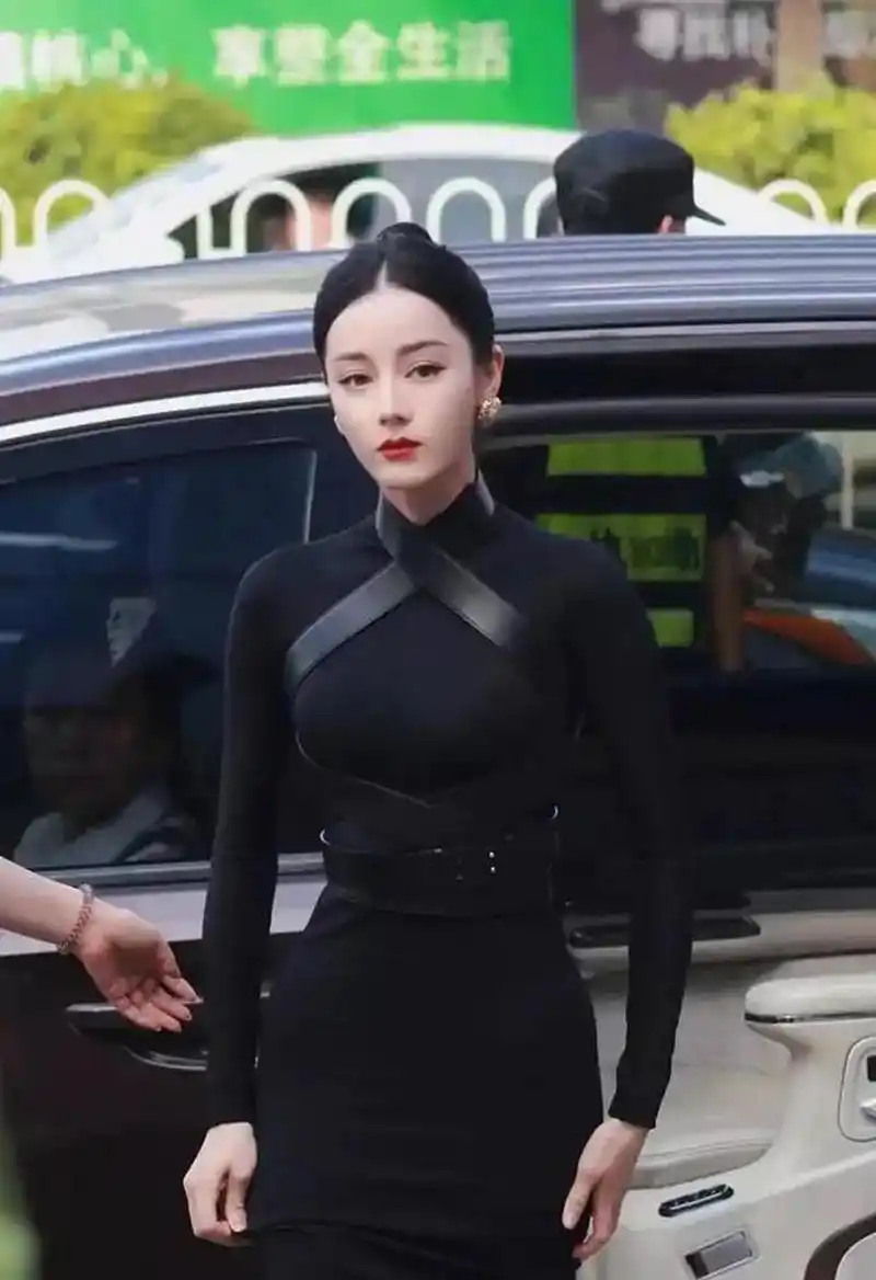 迪丽热巴这身黑色紧身裙,身材比例真好,从脸蛋到身材都是极品!