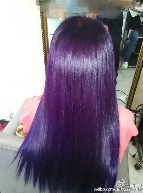 好纠结 前几个月蜡染了两缕紫头发 有点掉了得去补 我就在考虑要不要