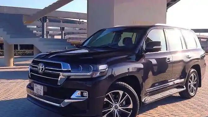 200万的2020款丰田兰德酷路泽定制版,打开后门才明白为啥这么贵