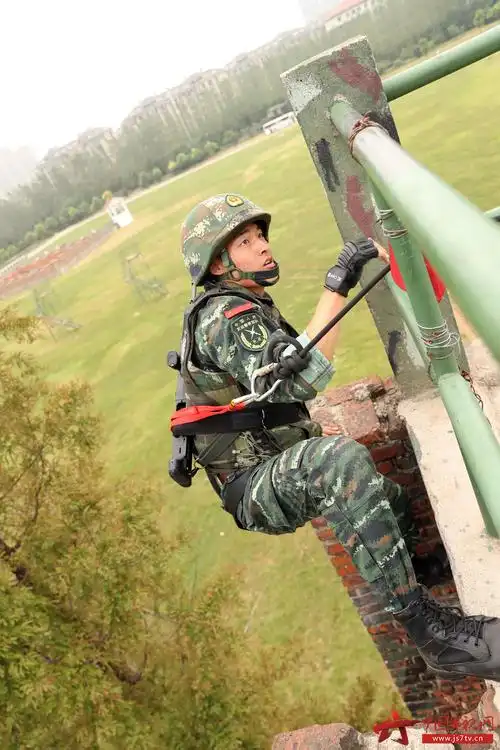 9月22日,武警安徽省总队特战队员正在参加攀登射击.