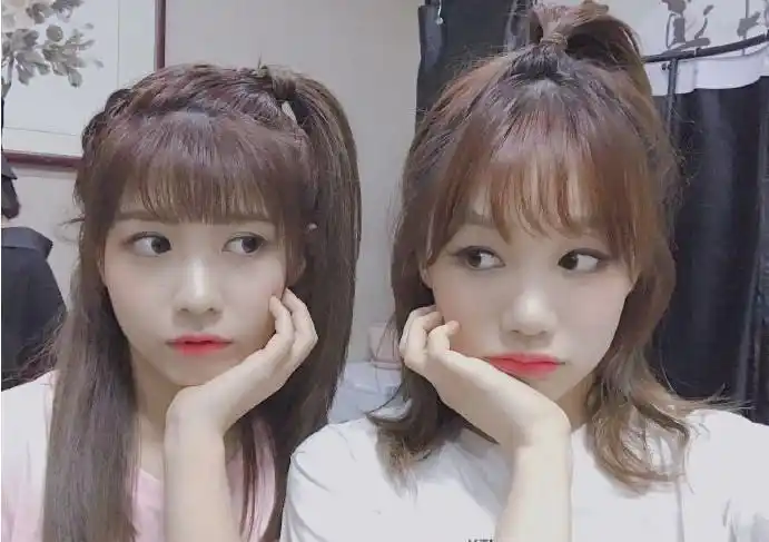 徐梦洁微博晒出与赖美云合照:两人比着同样的姿势合照,十足姐妹相