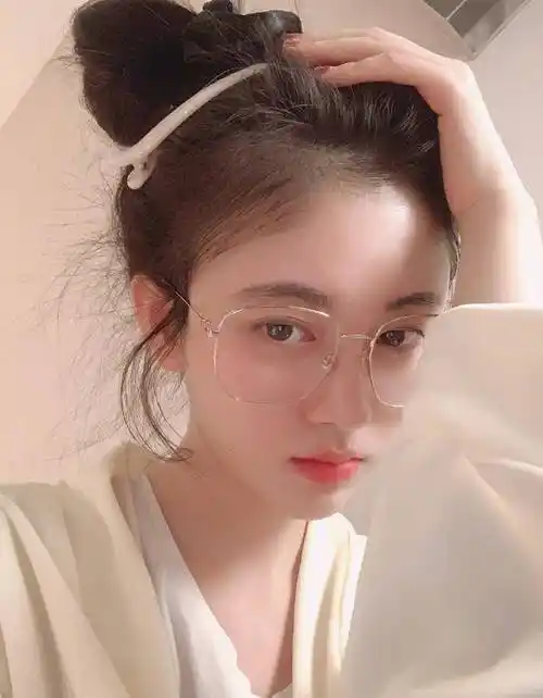 鞠婧祎狂晒18张库存照,从素颜到浓妆,清纯时尚随意切换,果然是直男