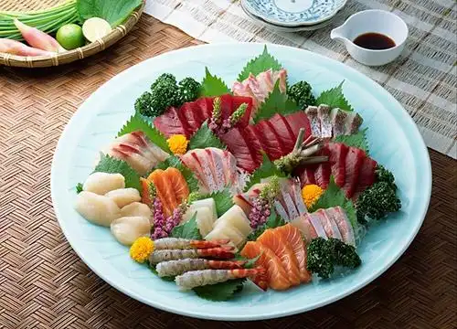 四, 三文鱼,寿司,中西热菜,甜点等美食齐齐亮相