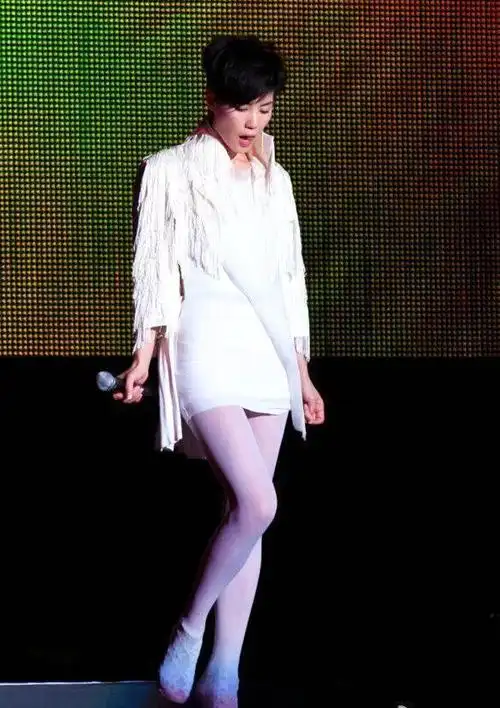 王菲现身香港机场一双大长腿成焦点,她有歌迷应该也有腿迷吧?