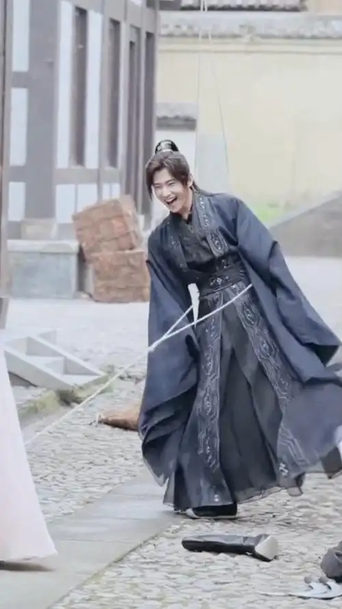 且试天下杨洋吊威亚鞋掉了##且试天下