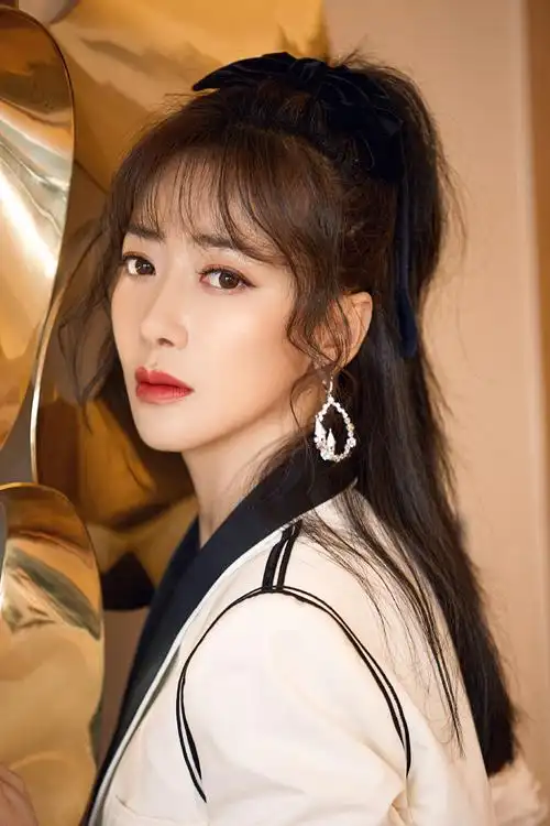 陈紫函黑白套装写真干练飒爽 蝴蝶结造型时尚点睛