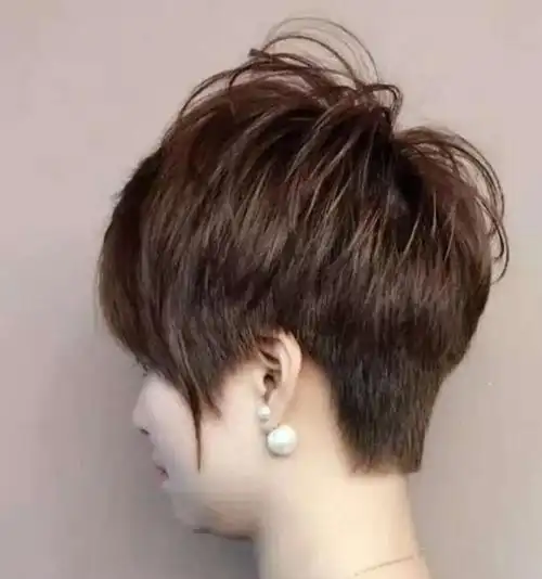 短发的发根定位烫发,只烫发根,增加顶部的松度,非常清爽干练的发型.