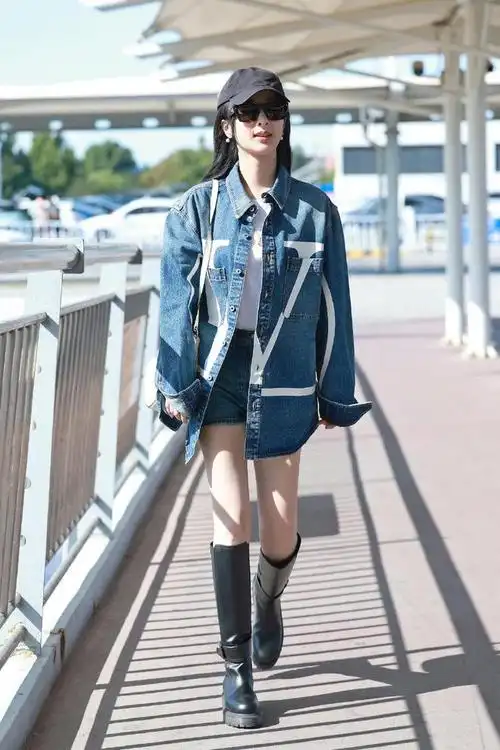 杨紫前往巴黎时装周机场穿搭引热议大长腿很抢镜